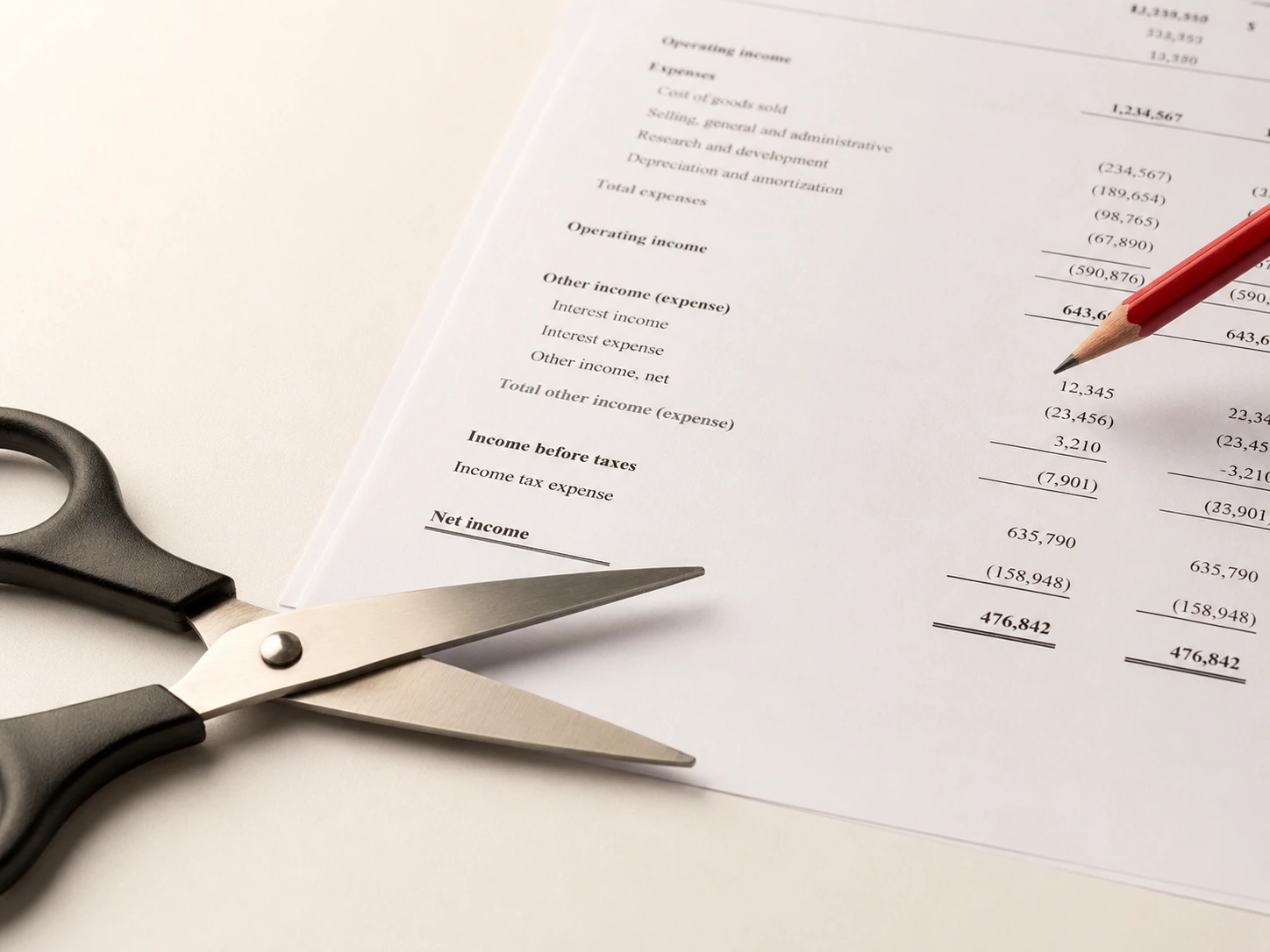 Recortar costes es fácil. Recortarlos sin destruir el negocio es otra historia. Aprende las palancas reales que un CFO externo identifica primero, los errores que han matado más empresas que cualquier crisis y un ejemplo de cómo una pyme redujo 250.000€ de costes sin perder un solo cliente.